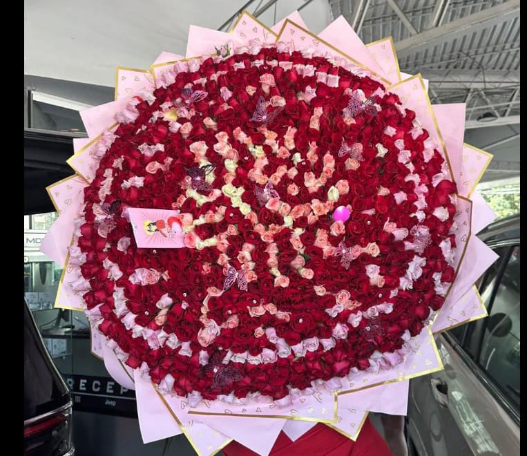 Ramo de 1,000 Rosas